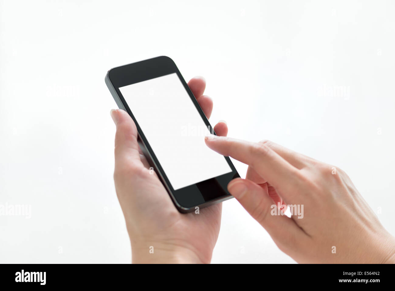 Weibliche Hände halten und auf mobile Smartphone mit leeren Bildschirm berühren. Isoliert auf weißem Hintergrund. Stockfoto