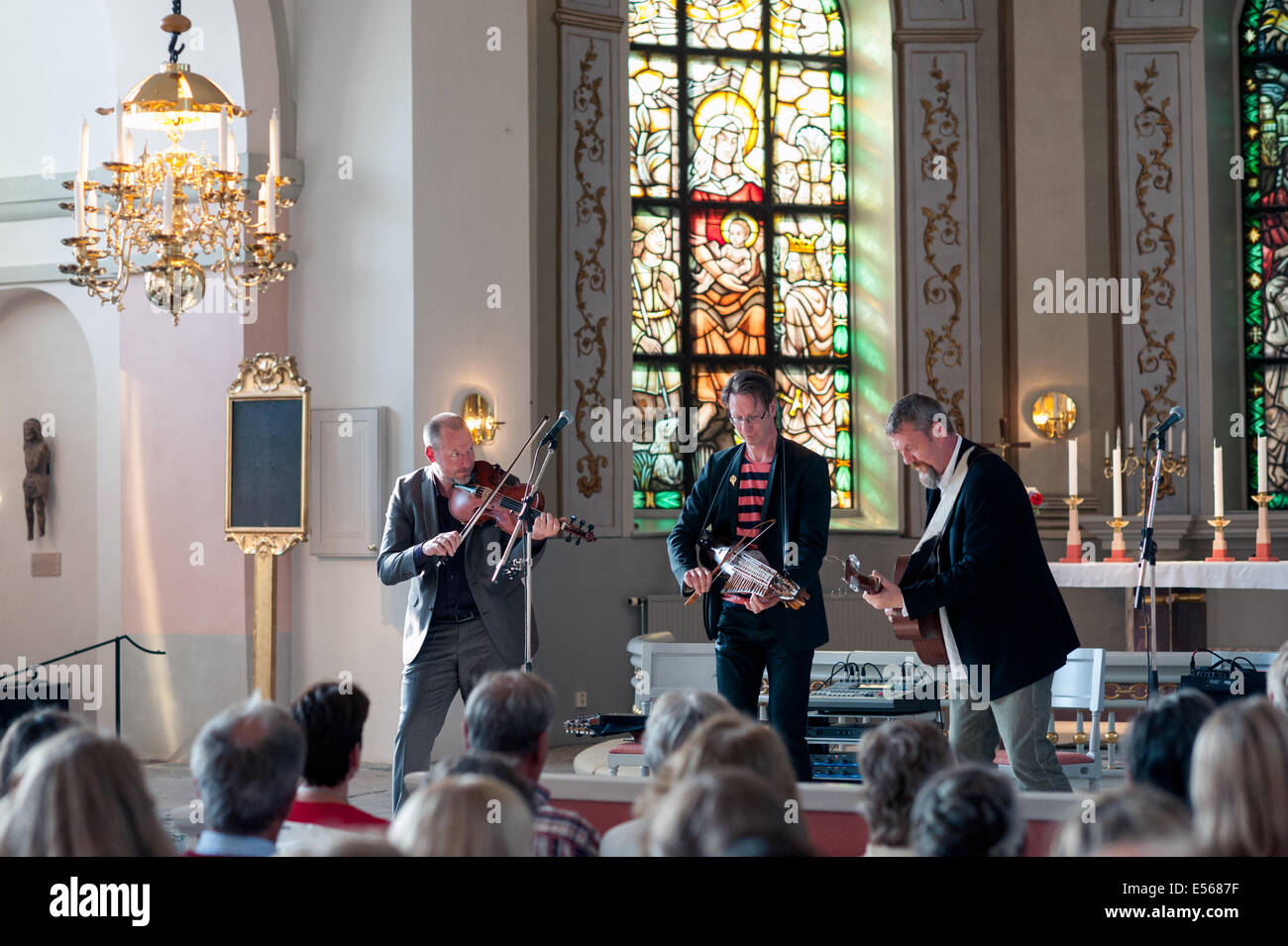 Schwedische Volksmusik-Gruppe "Väsen" führt in einer Kirche während des Festivals "Musik am See Siljan" Stockfoto