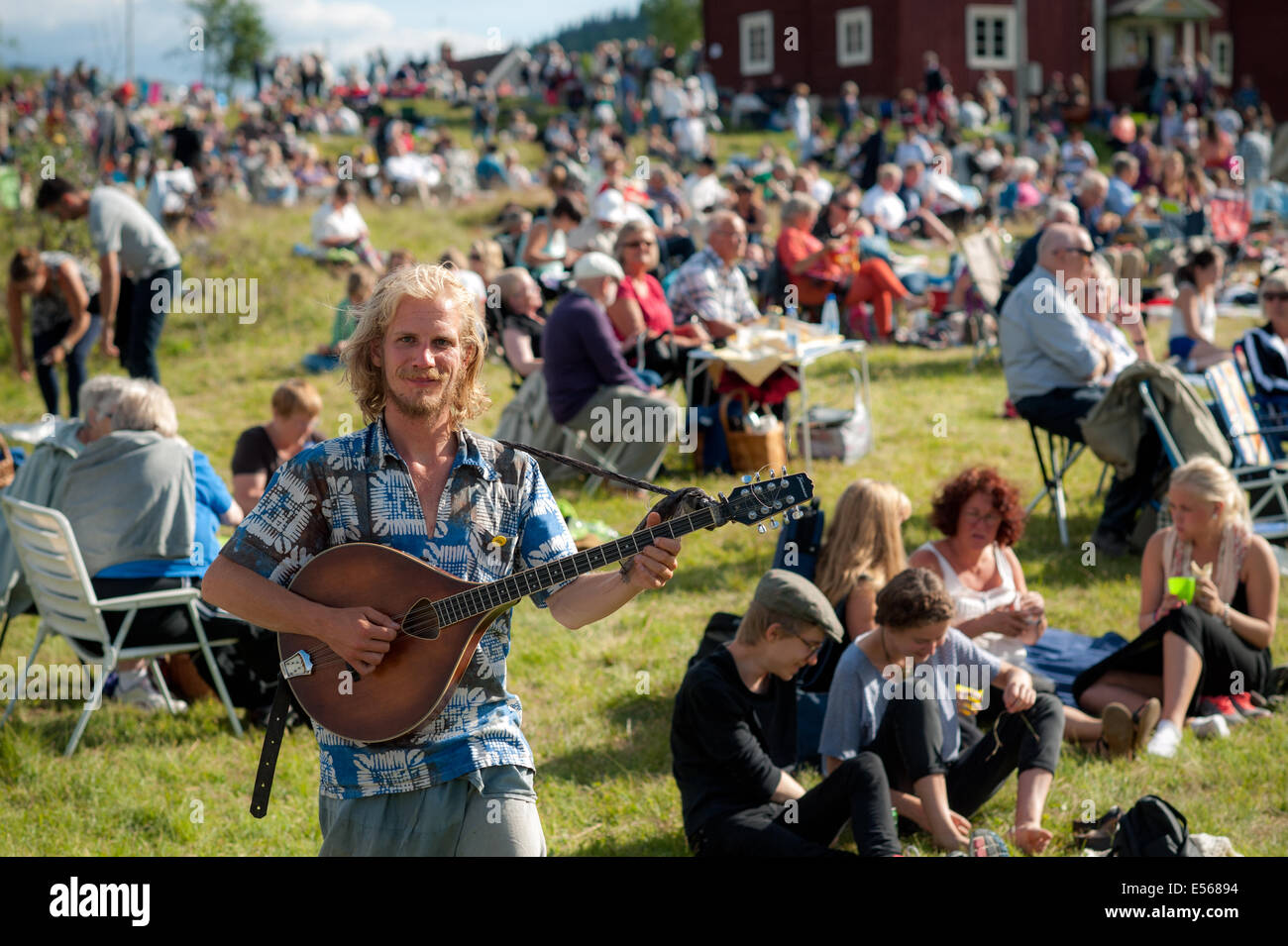 Junge fröhlich Musiker auf dem berühmten traditionellen Volksmusikfestival in Bingsjo, Schweden. Stockfoto
