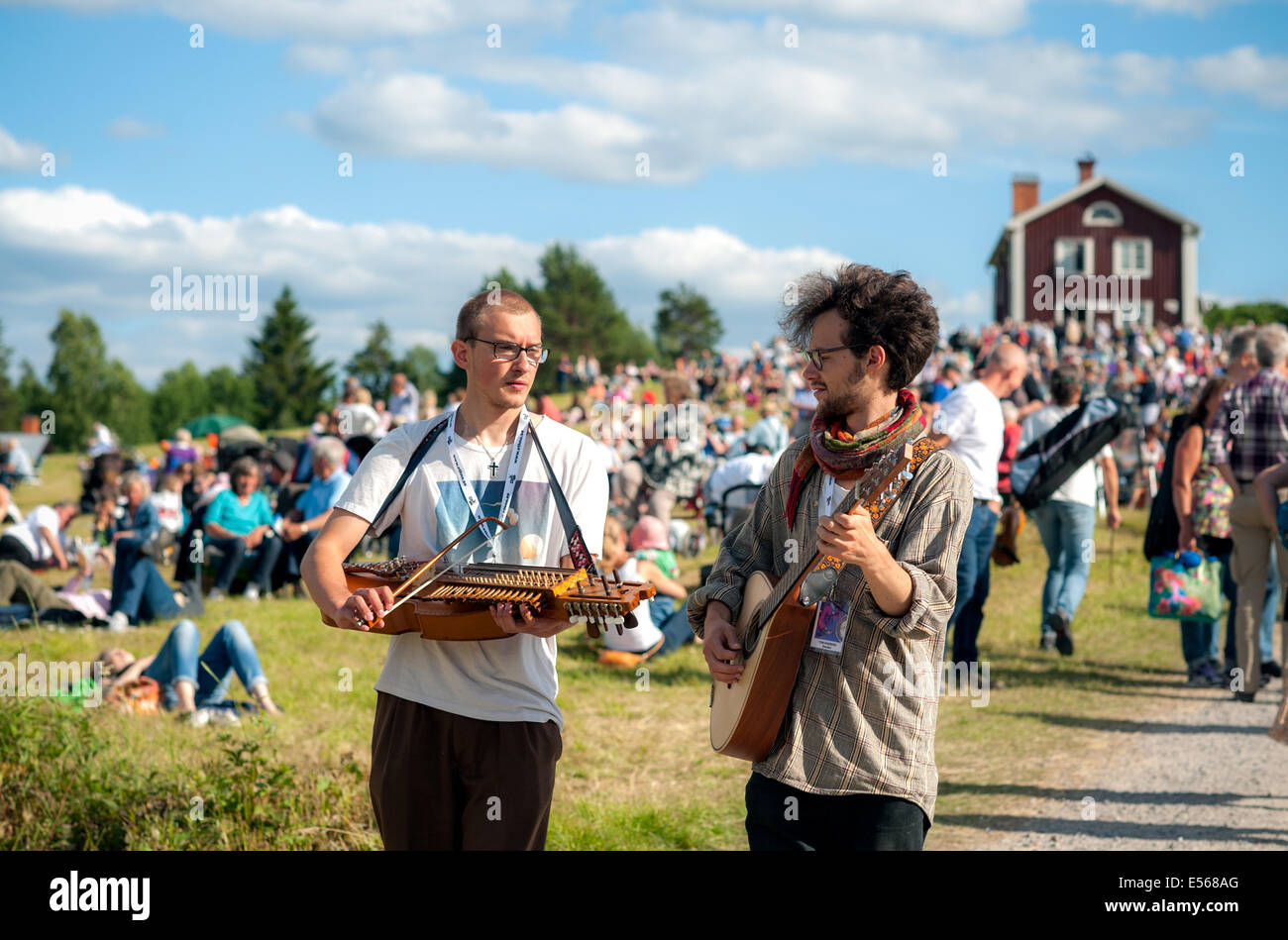 Zwei Musiker auf die berühmte traditionelle Volksmusikfestival in Bingsjo, Schweden. Stockfoto