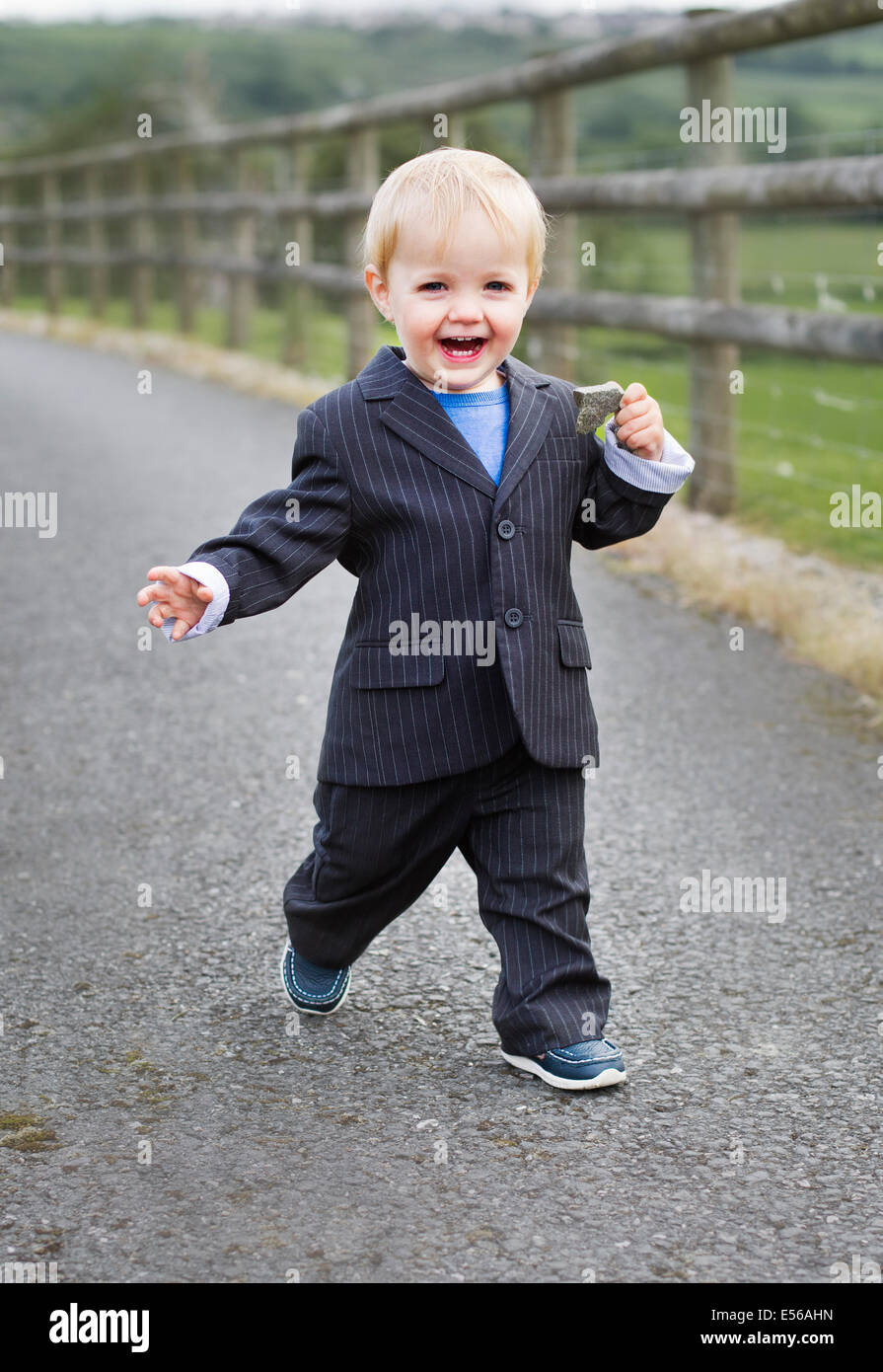 Ein fröhlicher kleiner Junge laufen und lächelnd Stockfoto
