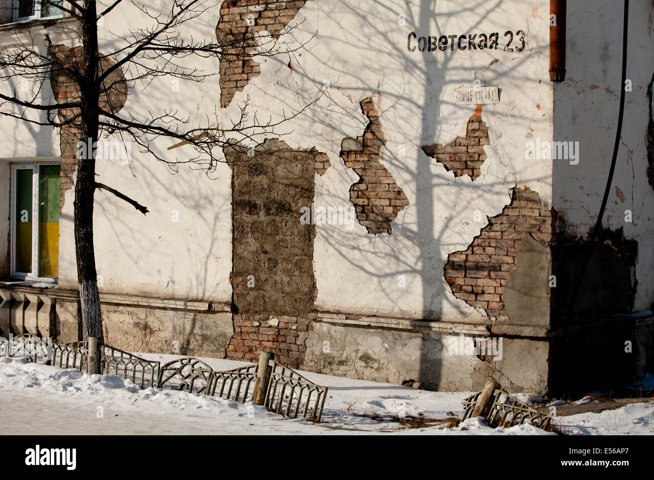 Straße ausgesetzt Wandziegelstein Russisch verwitterte Schnee Stockfoto