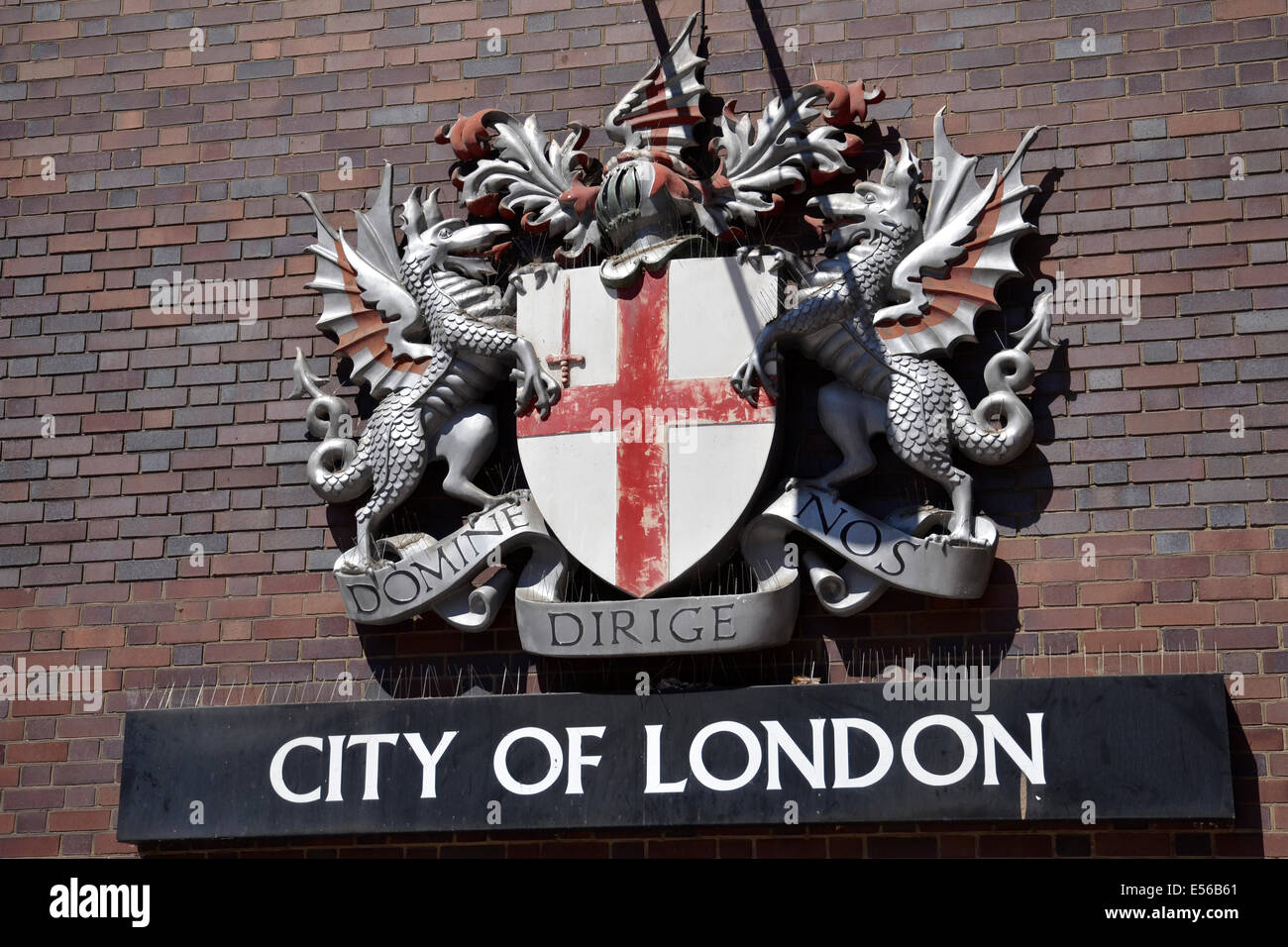 Das Wappen der City of London Corporation in der Barbican Centre, London Stockfoto