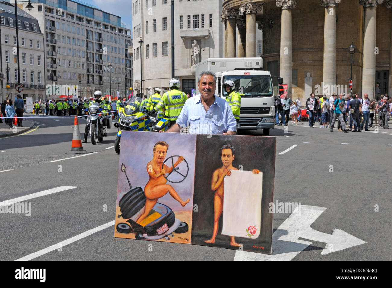Satirische Künstler Kaya Mar außerhalb BBC Broadcasting House mit seinen Gemälden von David Cameron und Ed Miliband, 2016 Stockfoto