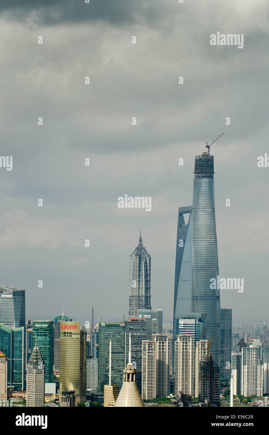 Blick auf das Shanghai World Financial Center, den Jinmao Tower und den Shanghai Tower (in der letzten Bauphase), der das höchste Bauwerk in China und Asien ist und 2015 das zweithöchste der Welt ist. Stockfoto