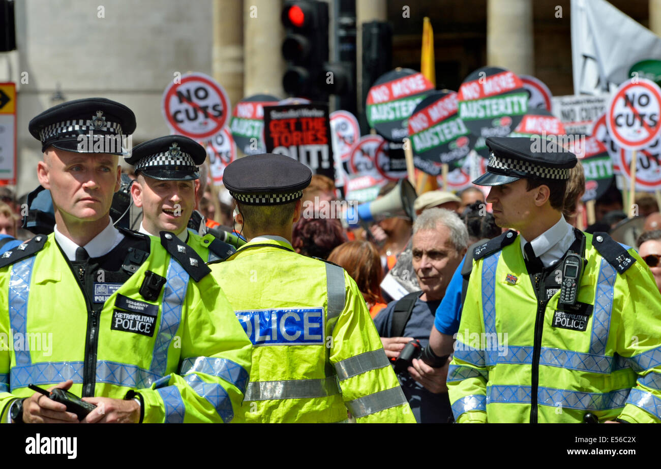 Metropolitan Polizisten im Dienst an den Menschen Versammlung Demonstration gegen Sparmaßnahmen, London, 21. Juni 2014 Stockfoto