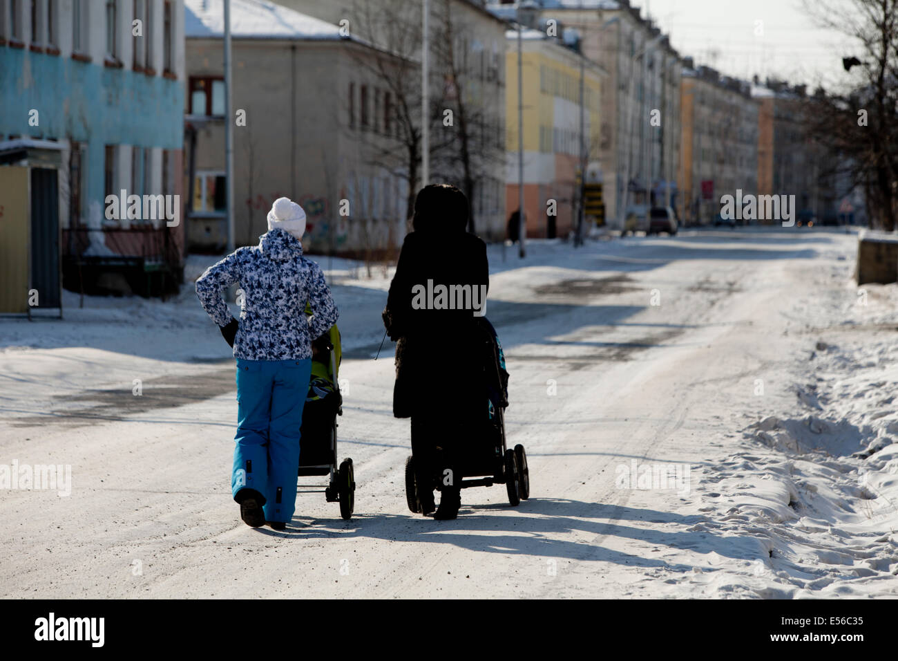 Russische Stadt Schnee verlassene Straße Mütter Kinderwagen Stockfoto