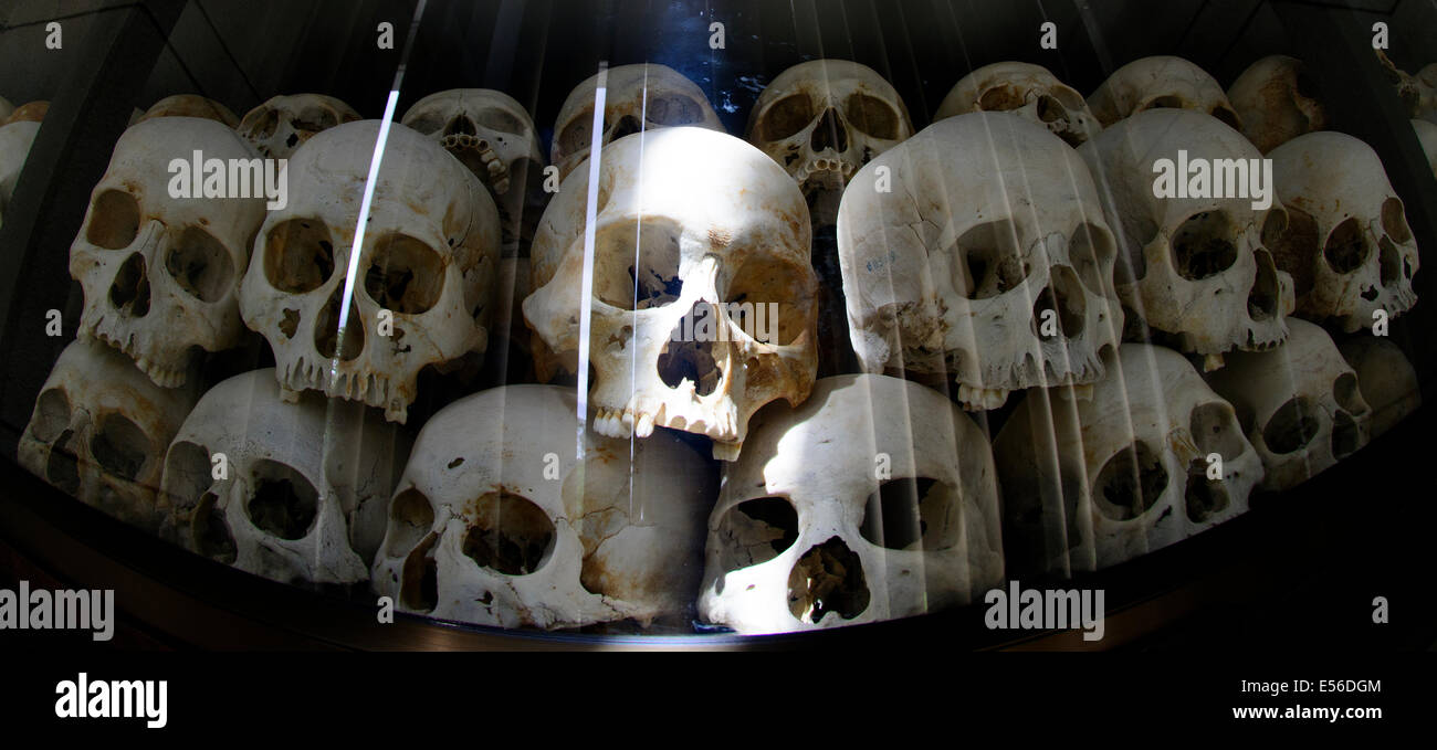 Die Killing Fields, menschliche Schädel in Choeung Ek Genozid-Denkmal, Phnom Penh, Kambodscha. Stockfoto