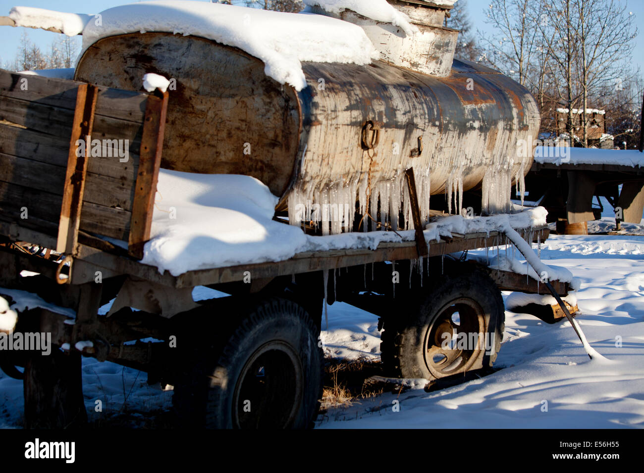LKW mit Eiszapfen im Schnee-Bauernhof-Maschinerie eingefroren Stockfoto