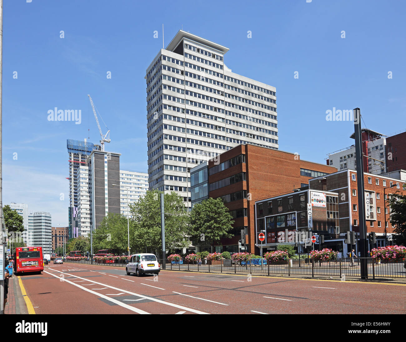 Wellesley Road, Croydon, UK. Eine moderne, urbane zweispurige mit bestehenden und neuen Bürogebäuden. Zeigt eine Bushaltestelle und ein Taxistand. Stockfoto