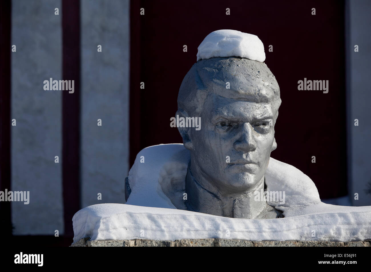 Steinstatue Denkmal russischer Büste Schnee bedeckt Stockfoto