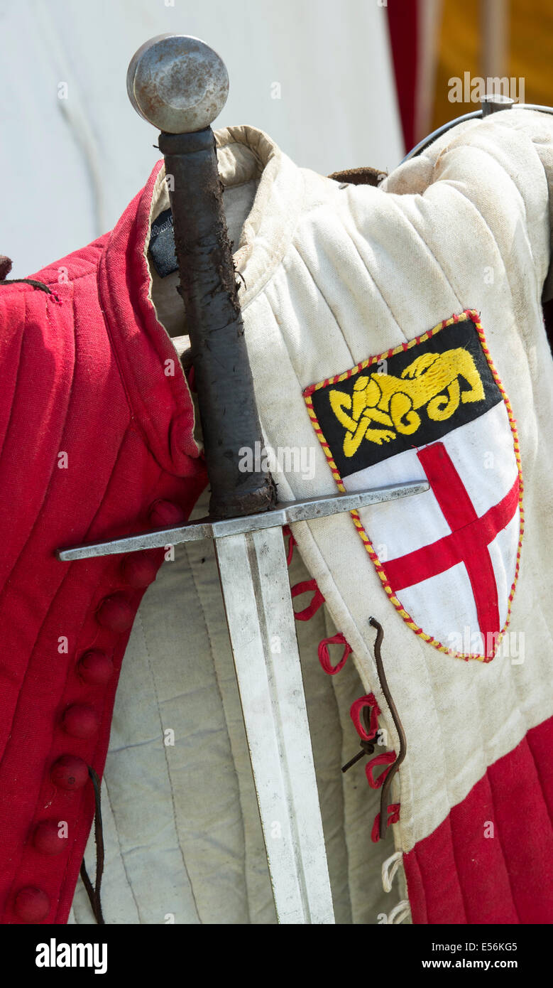 Mittelalterliche Schwert und Tunika bei der Nachstellung der Schlacht von Tewkesbury. 2014 Stockfoto