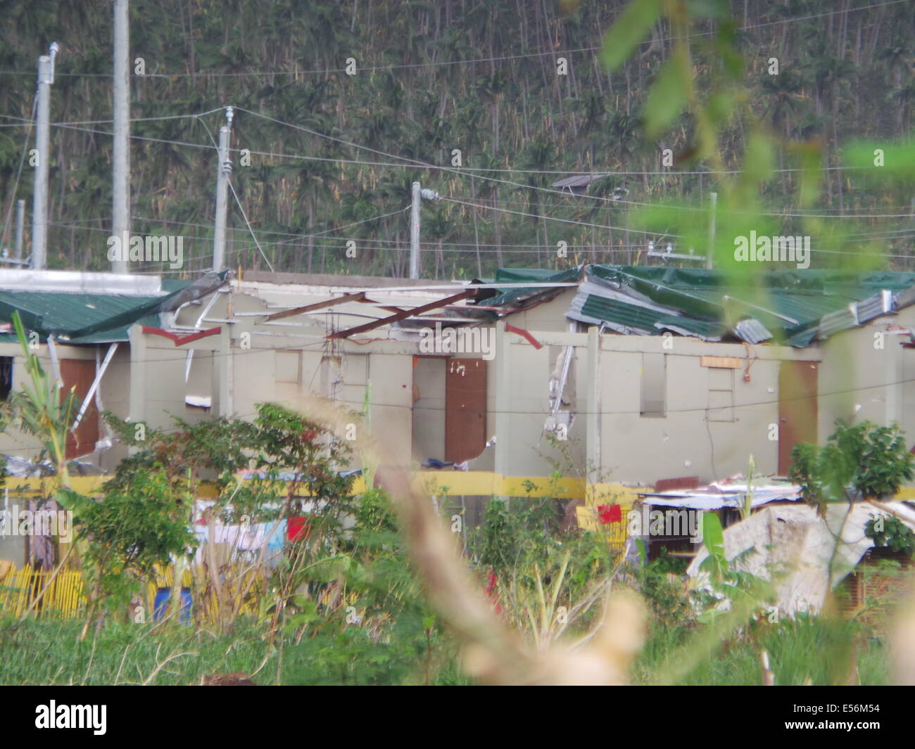 Rund 40 Häuser bei Bayan ni Juan (Regierung und NGO Umzug Standort in Calauan, Laguna) wurden durch die starken Winde des Taifuns Glenda verwüstet (international einen Namen: Rammasun). Ortsbild stark beschädigte Umzug hatte sich noch nicht erholt von Chaos und es Klammern ein anderer Sturm, Taifun Henry (international einen Namen: Matmo), die an Intensität zunehmen Südwest-Monsun oder Habagat, die mittelschwere bis schwere Regenfälle in Luzon und Western Visayas bringen wird. © Sherbien Dacalanio/Pacific Press/Alamy Live-Nachrichten Stockfoto