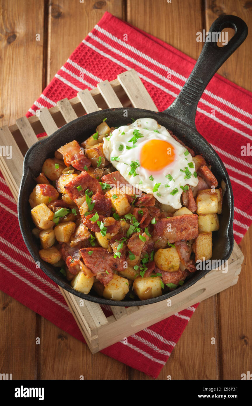 Tiroler Gröstl. Kartoffeln, Speck und Zwiebel Hash. Österreich-Essen Stockfoto