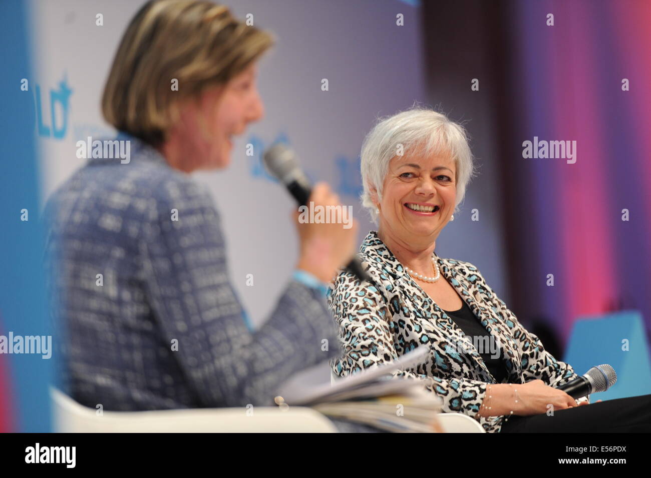 München/Deutschland - 21 Juli: Stefanie Wahl (Denkwerk Zukunft, l.) spricht mit Cornelia Quennet-Thielen (Ministerium für Bildung & Forschung) auf dem Podium bei der Übersetzung (Digital-Life-Design) Konferenz im Haus der Kunst in München. Das Motto des diesjährigen Übersetzung Innovationskonferenz von Hubert Burda Media am 21 und 22. Juli in München ist "Relevanz"! (Foto: picture-Alliance / Jan Haas) Stockfoto