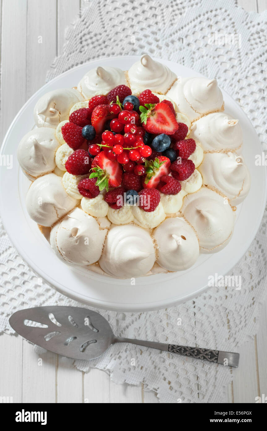Sommer Obst Pavlova. Baiser und Sahne dessert Stockfoto