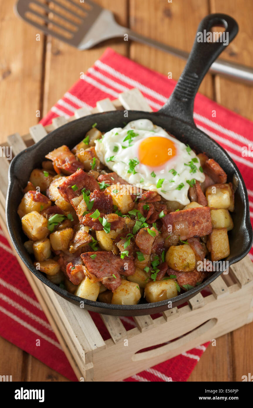 Tiroler Gröstl. Kartoffeln, Speck und Zwiebel Hash. Österreich-Essen Stockfoto