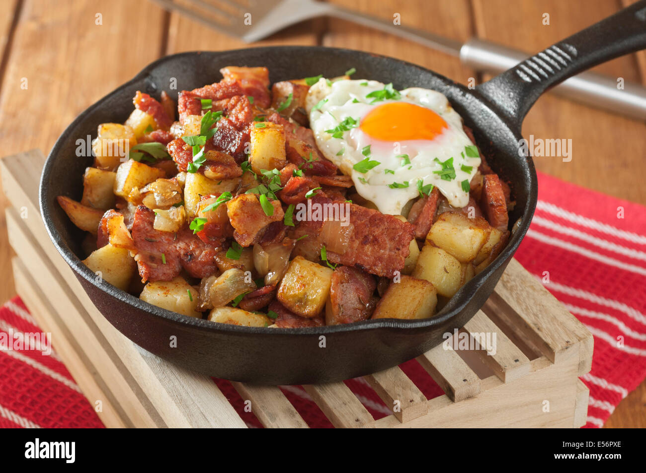 Tiroler Gröstl. Kartoffeln, Speck und Zwiebel Hash. Österreich-Essen Stockfoto