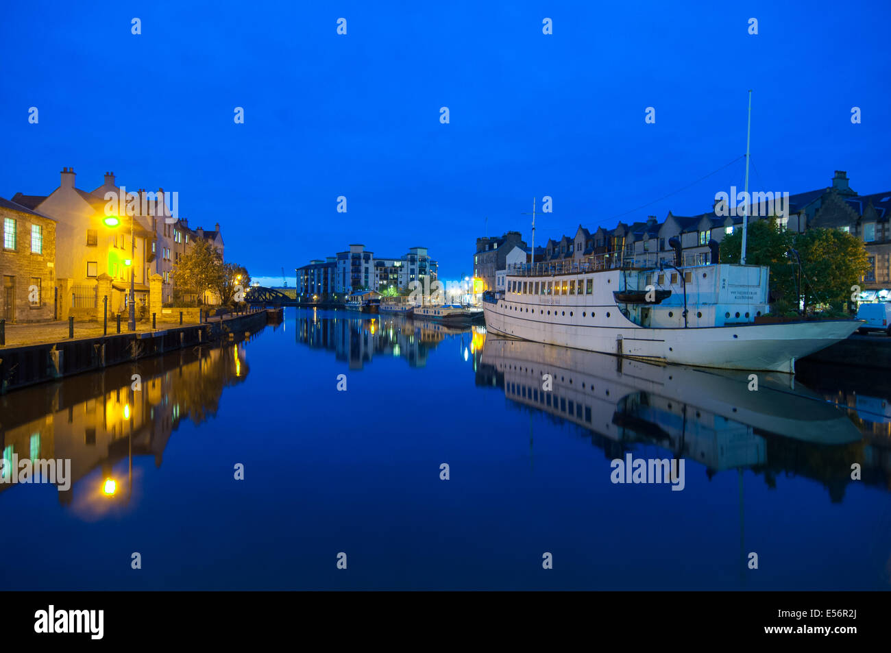 Leith bei Nacht, Foto zeigt das Gebiet mit dem schönen blauen Farben den klaren Abendhimmel brachte auf dem Wasser Stockfoto