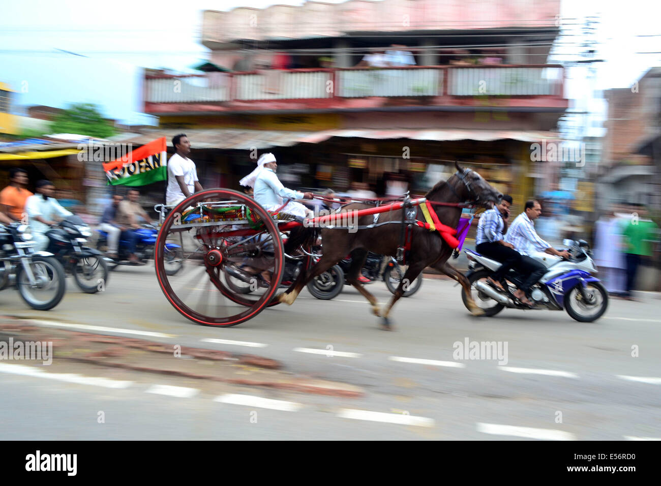 Allahabad, Indien. 21. Juli 2014. Indianischen Rasse Teilnehmer mit ihren Pferdewagen an einer Veranstaltung in Allahabad. Warenkorb-Renn-Event wurde jeden Montag von Mansoon oder Shraavan Monat, das heiligste in hinduistischer Kalender gefeiert. © Ritesh Shukla/Pacific Press/Alamy Live-Nachrichten Stockfoto