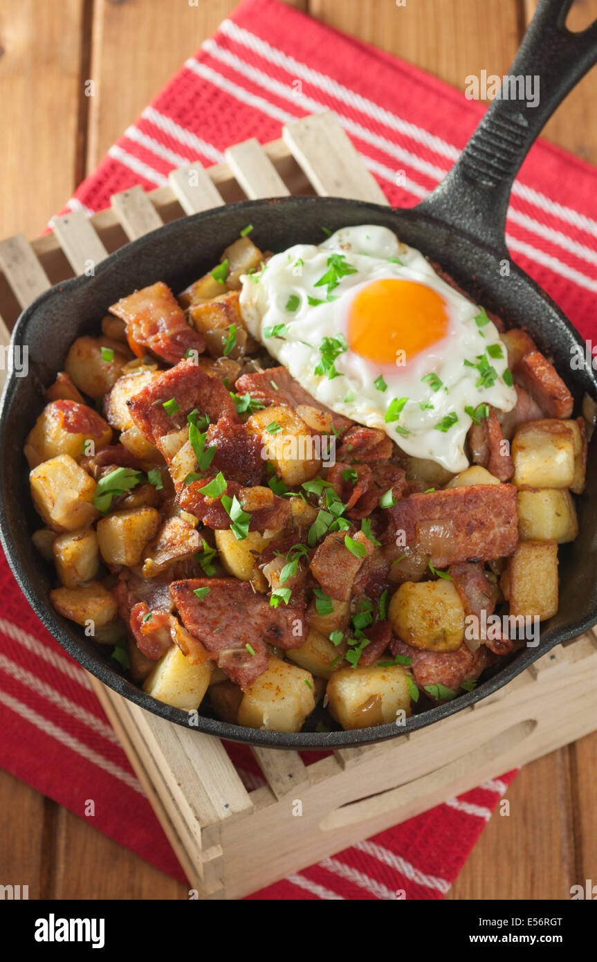 Tiroler Gröstl. Kartoffeln, Speck und Zwiebel Hash. Österreich-Essen Stockfoto