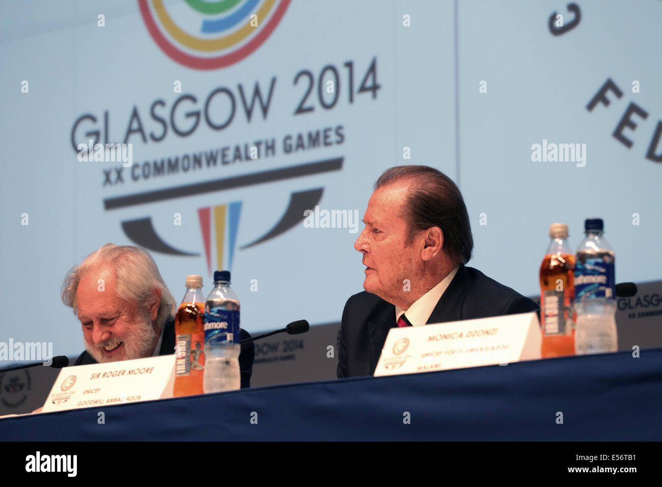 SECC Main Press Center, Glasgow, Schottland, Großbritannien, Dienstag, Juli 2014. Pressekonferenz zur Bereitstellung eines Überblicks über die UNICEF- und Glasgow 2014-Partnerschaft und die Beteiligung von UNICEF an der Eröffnungszeremonie der Commonwealth Games 2014 in Glasgow. Bild von links nach rechts: Lord David Puttnam UNICEF UK Botschafter, Sir Roger Moore UNICEF Goodwill Botschafter Stockfoto