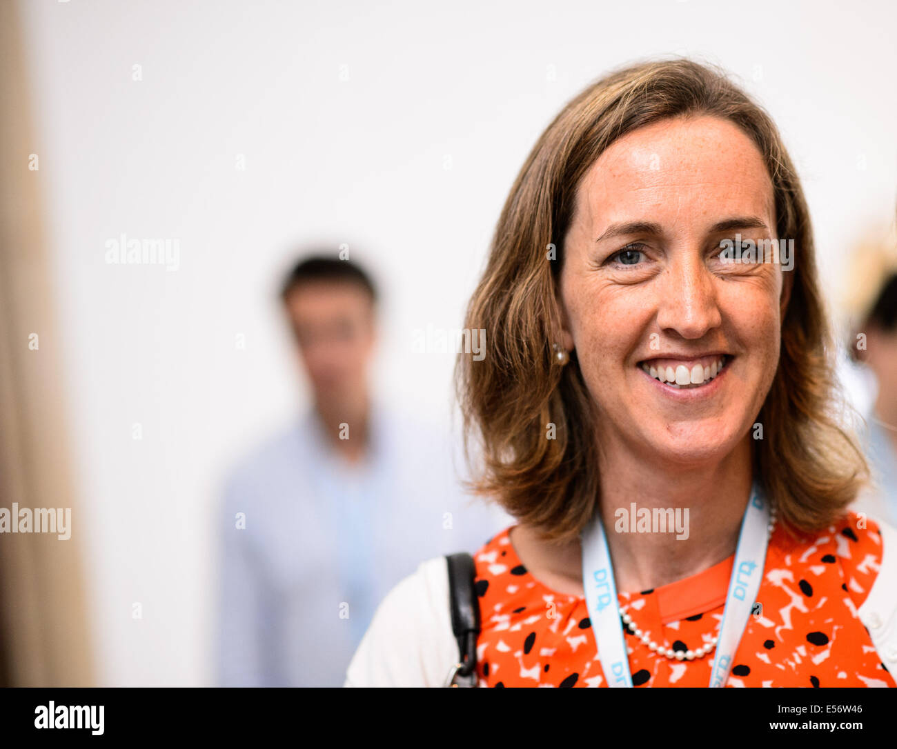 München/Deutschland - Juli 21: Deborah Ball (Wall Street Journal) lächelt während eines Workshops der Übersetzung (Digital-Life-Design) Konferenz im Haus der Kunst in München. Das Motto des diesjährigen Übersetzung Innovationskonferenz von Hubert Burda Media am 21 und 22. Juli in München ist "Relevanz"! (Foto: picture-Alliance/Robert Schlesinger) Stockfoto