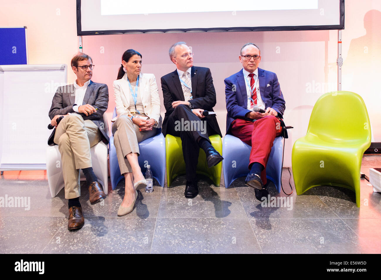 MUNICH/GERMANY - Juli 21: Martin Halle (TU München), Marion Kiechle (TU München) Stephan Martin West Deutschen Zentrum für Diabetes und schoss & katholischen Hospital Group), Bernd Ringelstein (American Heart Association) im Rahmen eines Workshops der Übersetzung (Digital-Life-Design) Konferenz im Haus der Kunst in München. Das Motto des diesjährigen Übersetzung Innovationskonferenz von Hubert Burda Media am 21 und 22. Juli in München ist "Relevanz"! (Foto: picture-Alliance/Robert Schlesinger) Stockfoto