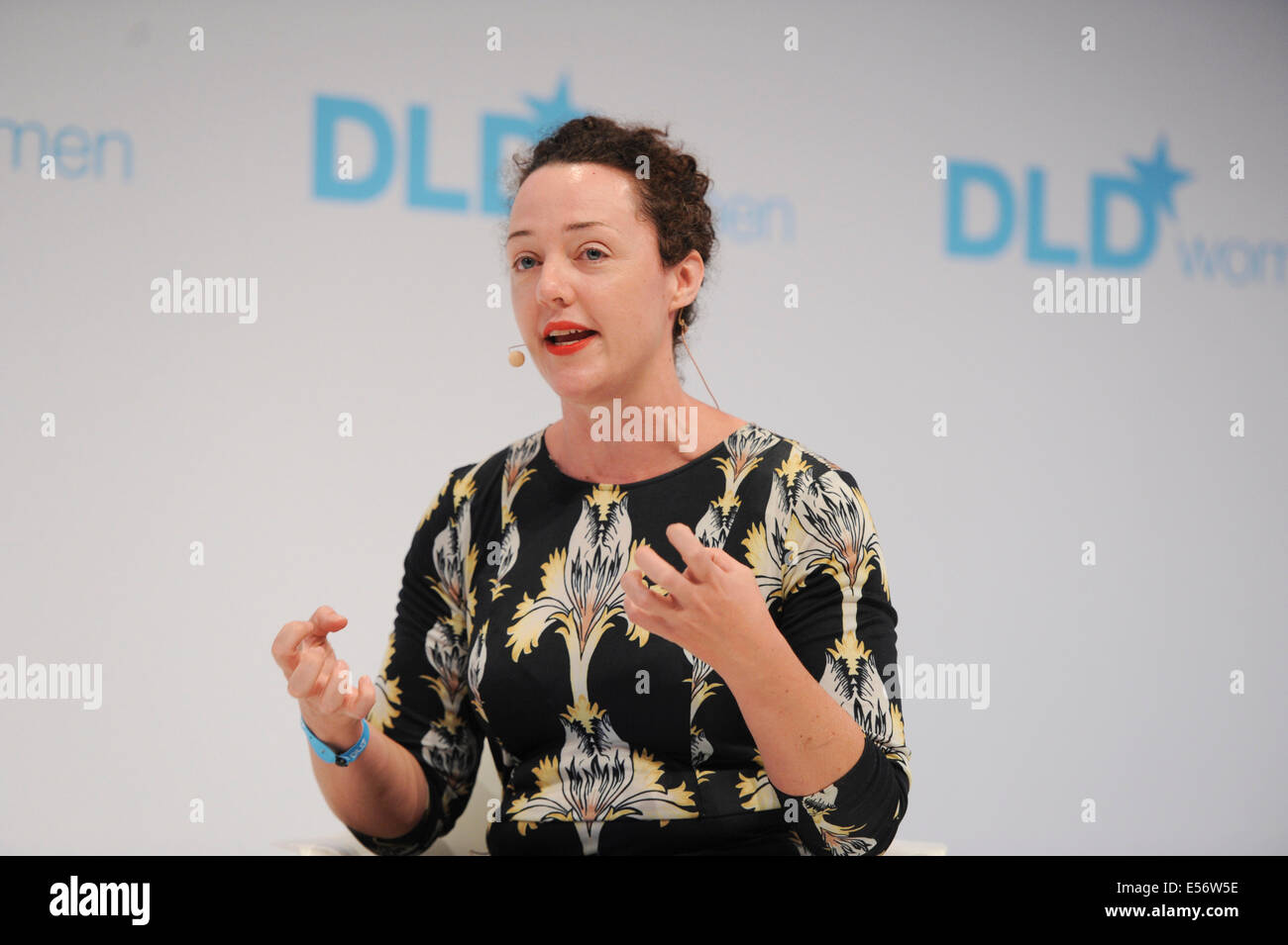 München/Deutschland - Juli 21: Glynnis MacNicol (The List) spricht auf einer Podiumsdiskussion/auf dem Podium bei der Übersetzung (Digital-Life-Design) Konferenz im Haus der Kunst in München. Das Motto des diesjährigen Übersetzung Innovationskonferenz von Hubert Burda Media am 21 und 22. Juli in München ist "Relevanz"! (Foto: picture-Alliance/Jan Haas) Stockfoto