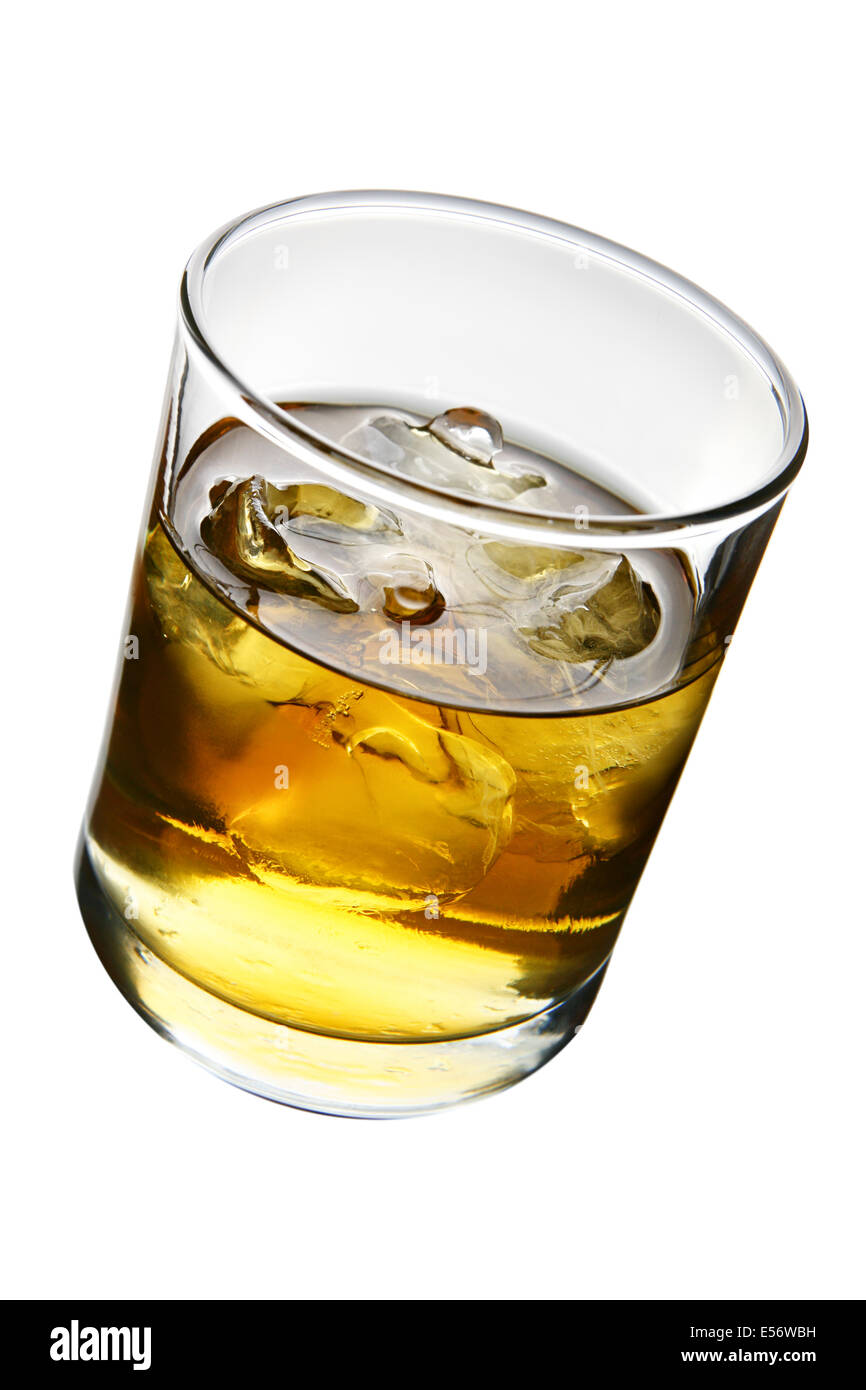 Glas Whisky mit Eis isoliert auf weißem Hintergrund Stockfoto