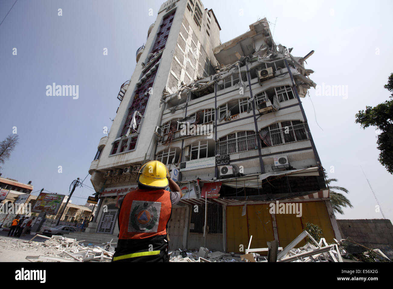 Gaza-Stadt, Gaza-Streifen, Gazastreifen. 22. Juli 2014. Eine ganze palästinensischen Familie von elf, die auch die deutsche Staatsbürgerschaft besitzt, wurde getötet und mindestens 75 Palästinenser wurden verletzt, einige schwer, nachdem die israelische Armee bombardiert Salaam Residential Tower im Zentrum von Gaza-Stadt, am Montag Abend. Die israelische Rakete schlug der vierten und fünften Etage des Turms, nachdem es zuvor von israelischen Granaten getroffen wurde. Bildnachweis: Eloise Bollack/ZUMA Draht/Alamy Live-Nachrichten Stockfoto