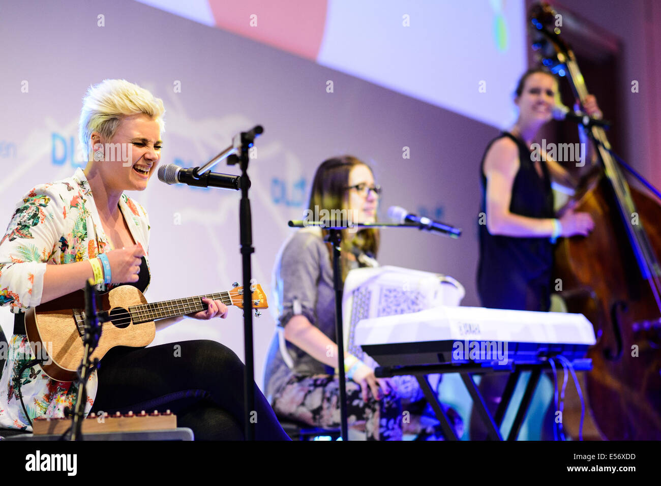 München/Deutschland - Juli 21: The Band "Elaiza" Perfom auf dem Podium während der Übersetzung (Digital-Life-Design) Konferenz im Haus der Kunst in München. Das Motto des diesjährigen Übersetzung Innovationskonferenz von Hubert Burda Media am 21 und 22. Juli in München ist "Relevanz"! (Foto: picture-Alliance / Robert Schlesinger) Stockfoto