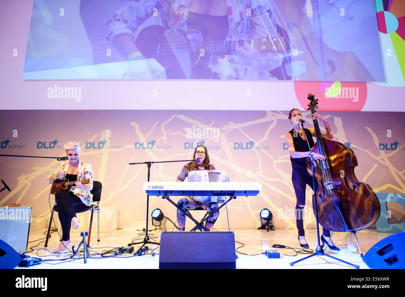 München/Deutschland - Juli 21: The Band "Elaiza" Perfom auf dem Podium während der Übersetzung (Digital-Life-Design) Konferenz im Haus der Kunst in München. Das Motto des diesjährigen Übersetzung Innovationskonferenz von Hubert Burda Media am 21 und 22. Juli in München ist "Relevanz"! (Foto: picture-Alliance / Robert Schlesinger) Stockfoto