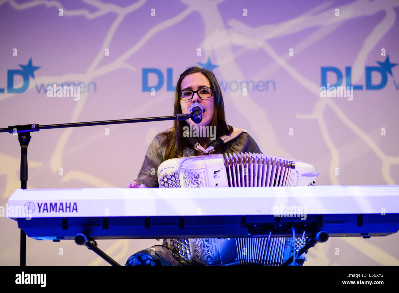 München/Deutschland - Juli 21: The Band "Elaiza" Perfom auf dem Podium während der Übersetzung (Digital-Life-Design) Konferenz im Haus der Kunst in München. Das Motto des diesjährigen Übersetzung Innovationskonferenz von Hubert Burda Media am 21 und 22. Juli in München ist "Relevanz"! (Foto: picture-Alliance / Robert Schlesinger) Stockfoto