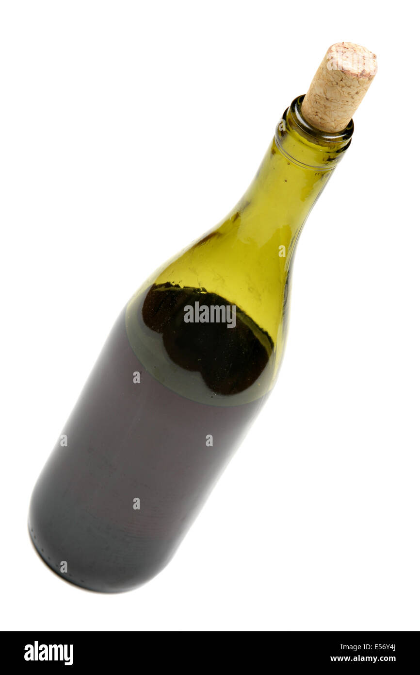 Flasche Rotwein isoliert auf weißem Hintergrund Stockfoto