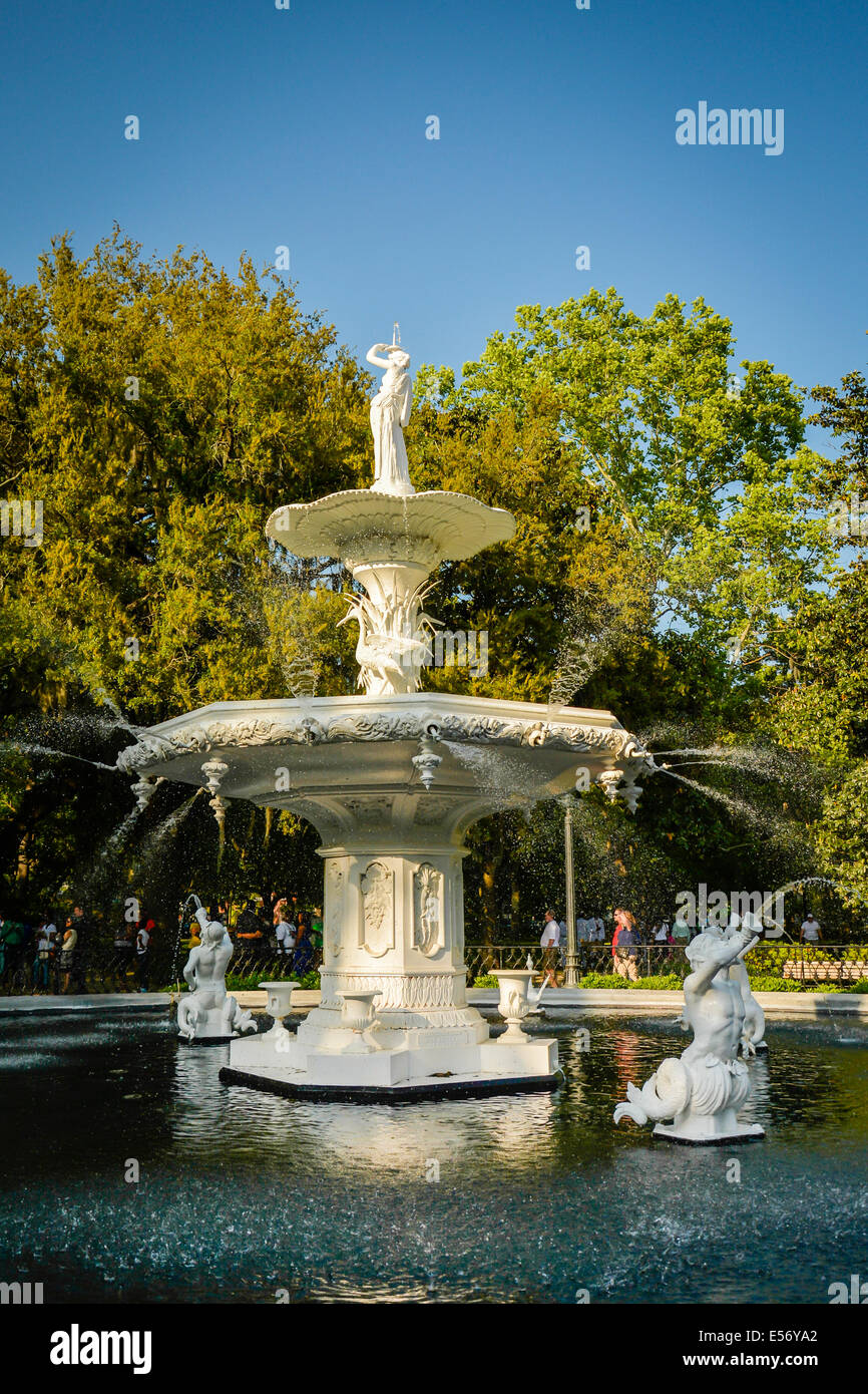 Die Paris inspiriert Forsyth Park im historischen Savannah, GA wird durch seine phantasievolle 19. Jahrhundert Brunnen hervorgehoben. Stockfoto