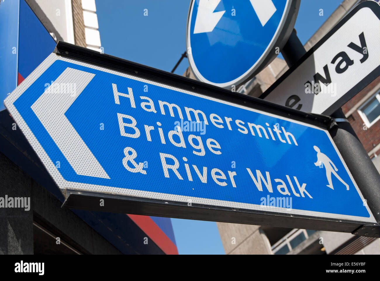 Wegweiser für Hammersmith Brücke und Fluss Fuß, Hammersmith, West London, england Stockfoto