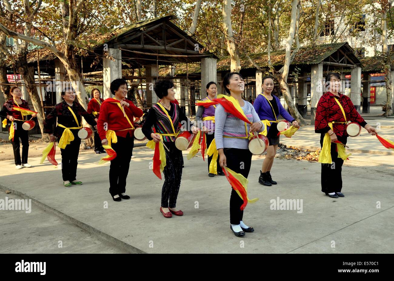 WAN JIA (SICHUAN), CHINA: Ein Frauen Taille drum Band probt eine Routine auf dem alten Marktplatz Stockfoto