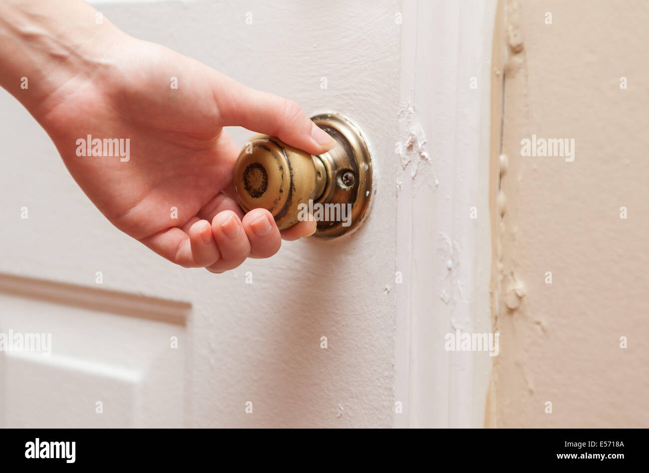 Hand Hold Door Knob Open Stockfotos Hand Hold Door Knob