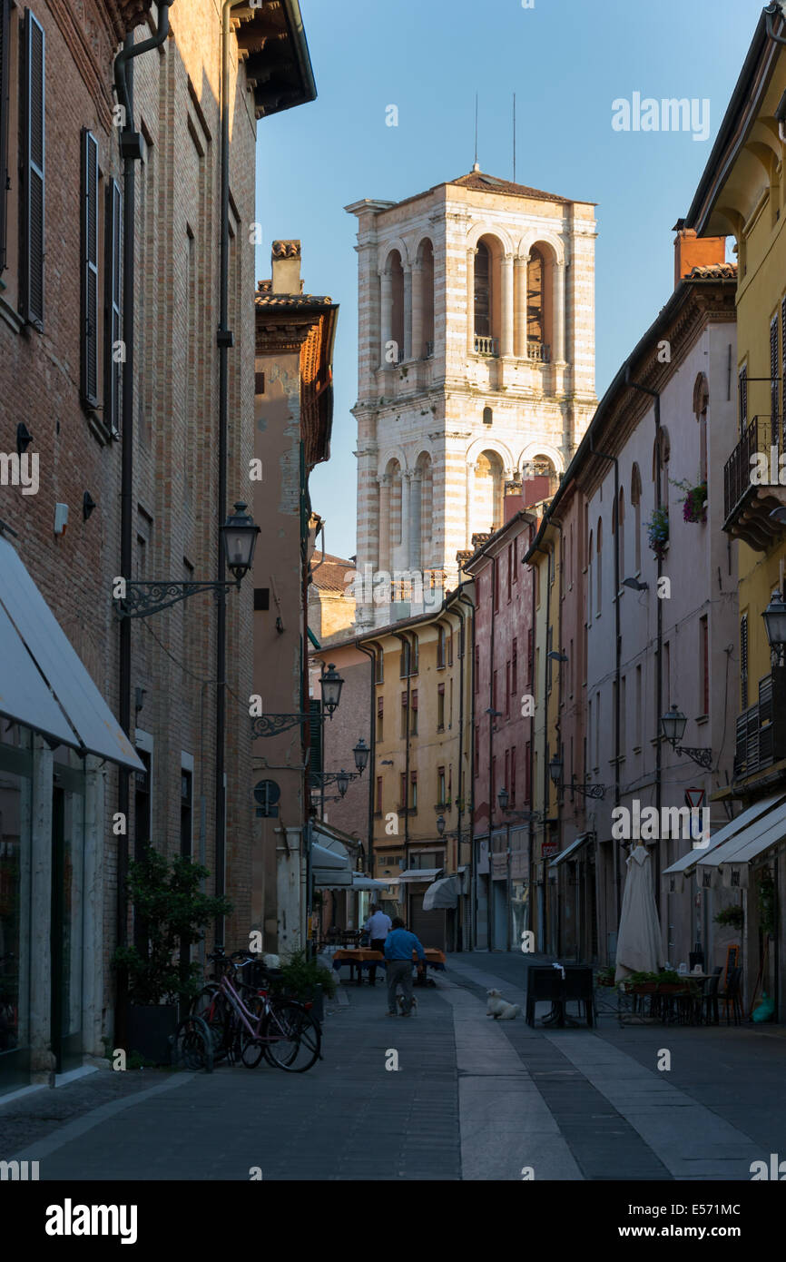 Glockenturm der Kathedrale Ferrara Ansicht von Mazzini Straße Stockfoto