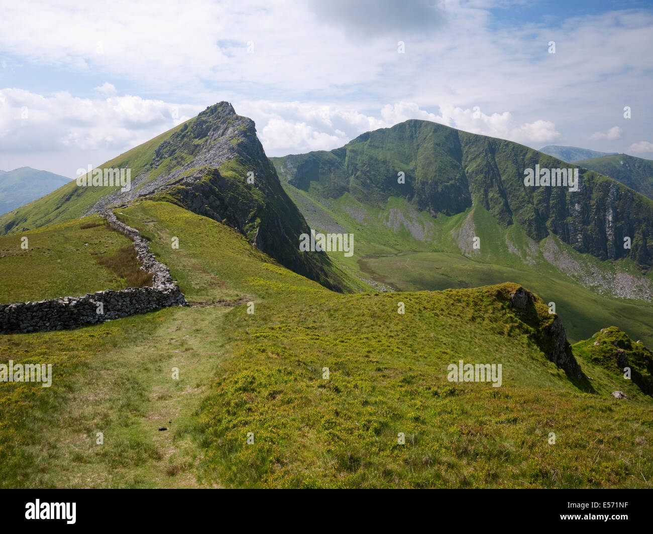 Mynydd Drws-y-Coed und Trum y Ddysgl Y Garn - Nantlle Kante, Eifionydd, Snowdonia-Nationalpark, Wales Stockfoto