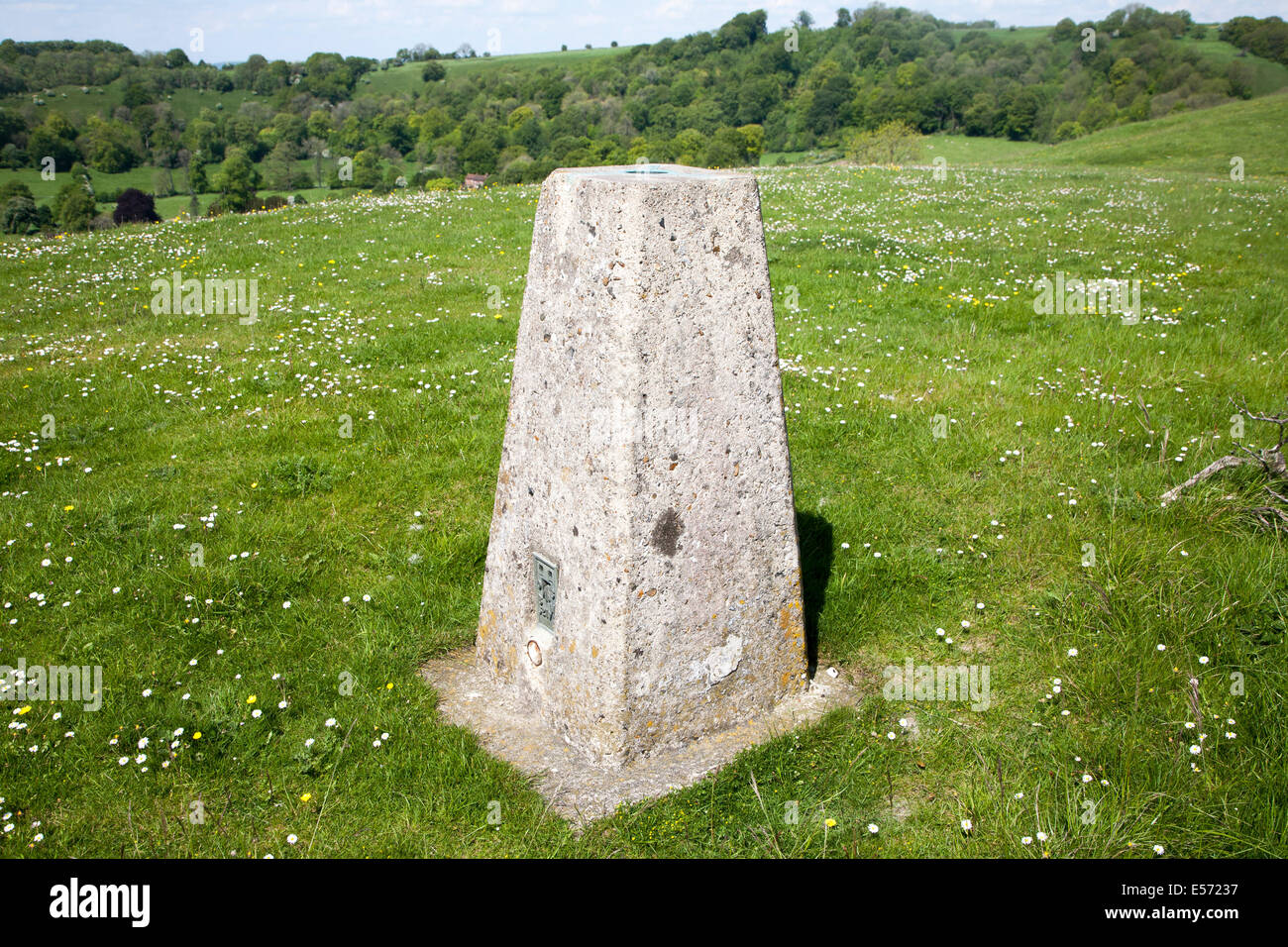 Konkrete Triangulation Säule auf Kreide Hügel Rübezahls Grab, in der Nähe von Oare, Wiltshire, England Stockfoto
