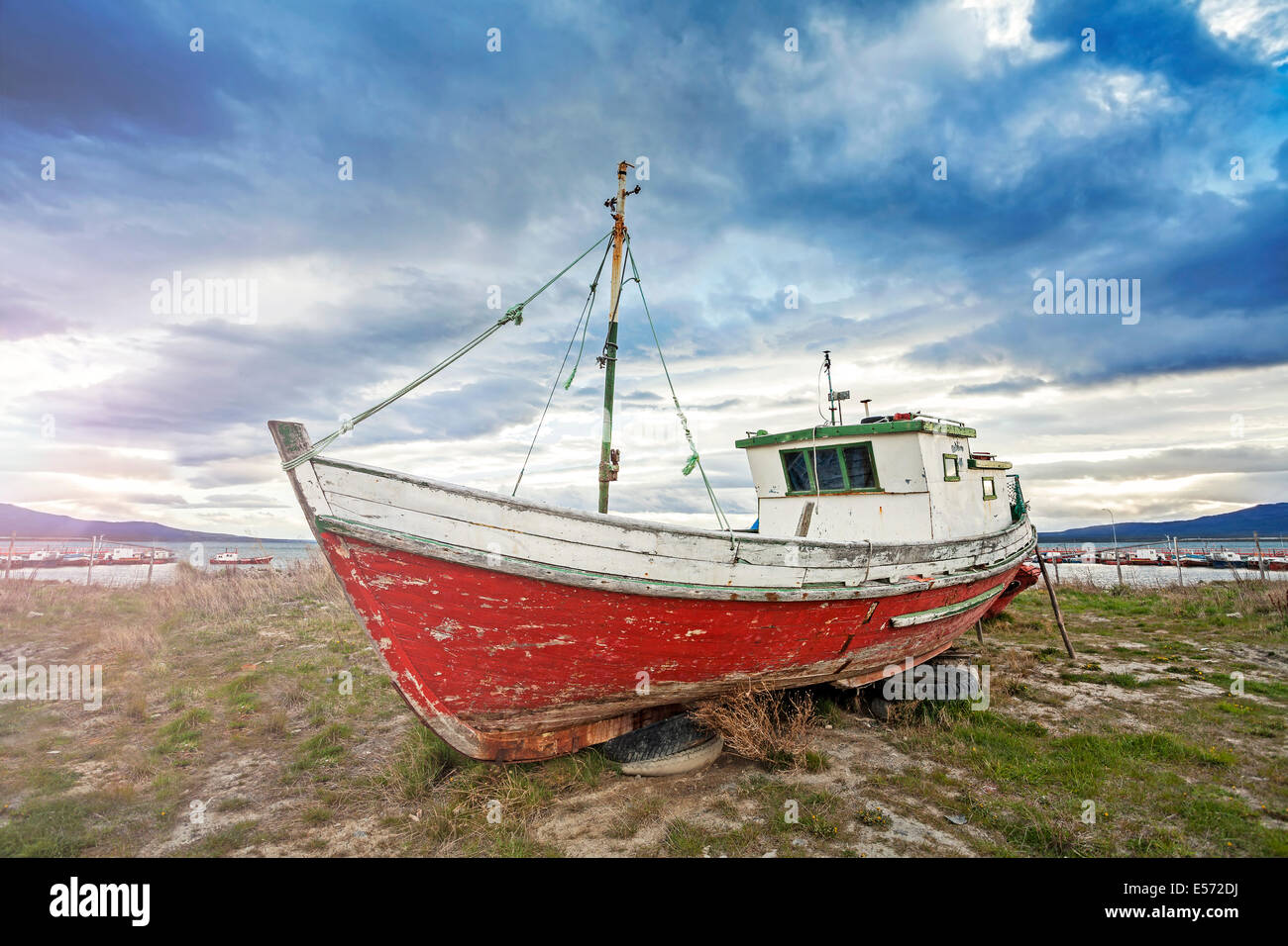 Altes Schiff am Strand bei Sonnenuntergang. Stockfoto