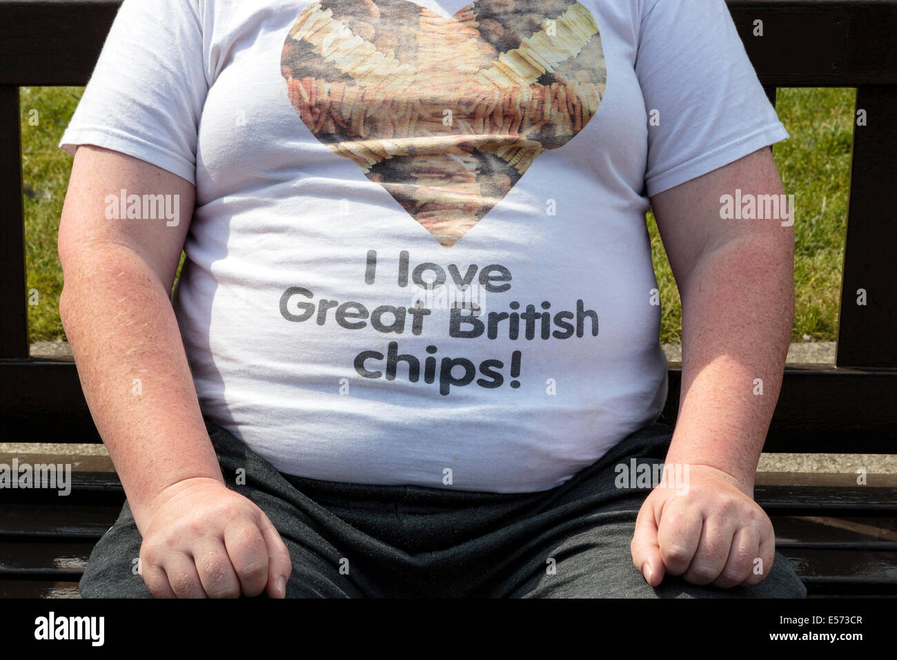 Übergewichtiger Mann trägt eine t-Shirt Werbung gechipt Kartoffeln, Glasgow, Schottland, UK Stockfoto