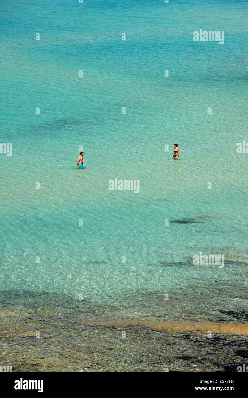 Paar, Schwimmen im Sani Beach Resort, Halbinsel Kassandra, Chalkidiki ("Chalkidi"), Mazedonien, Griechenland Stockfoto