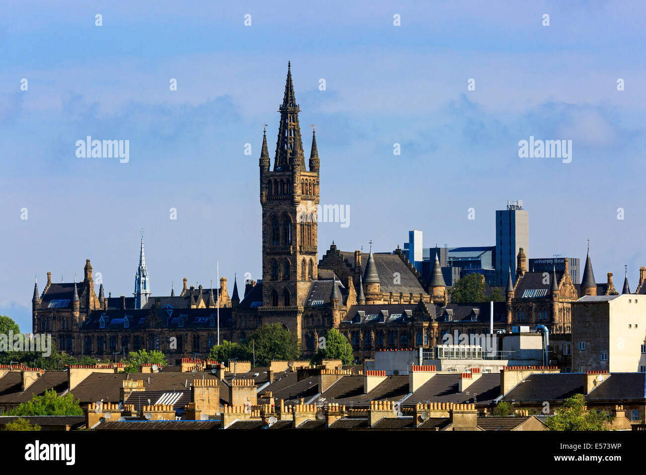 Skyline von Glasgow Glasgow University und die Turmspitze über die Schornsteine der traditionellen Glasgow Mietskasernen, Glasgow Stockfoto