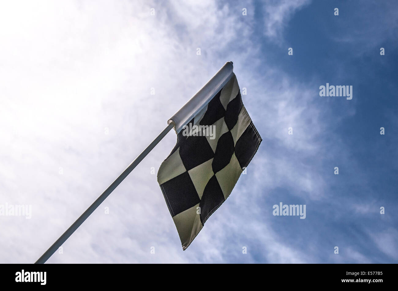 Nach oben auf eine Golfflagge mit einem blauen Himmel und bewölkten Hintergrund. Stockfoto