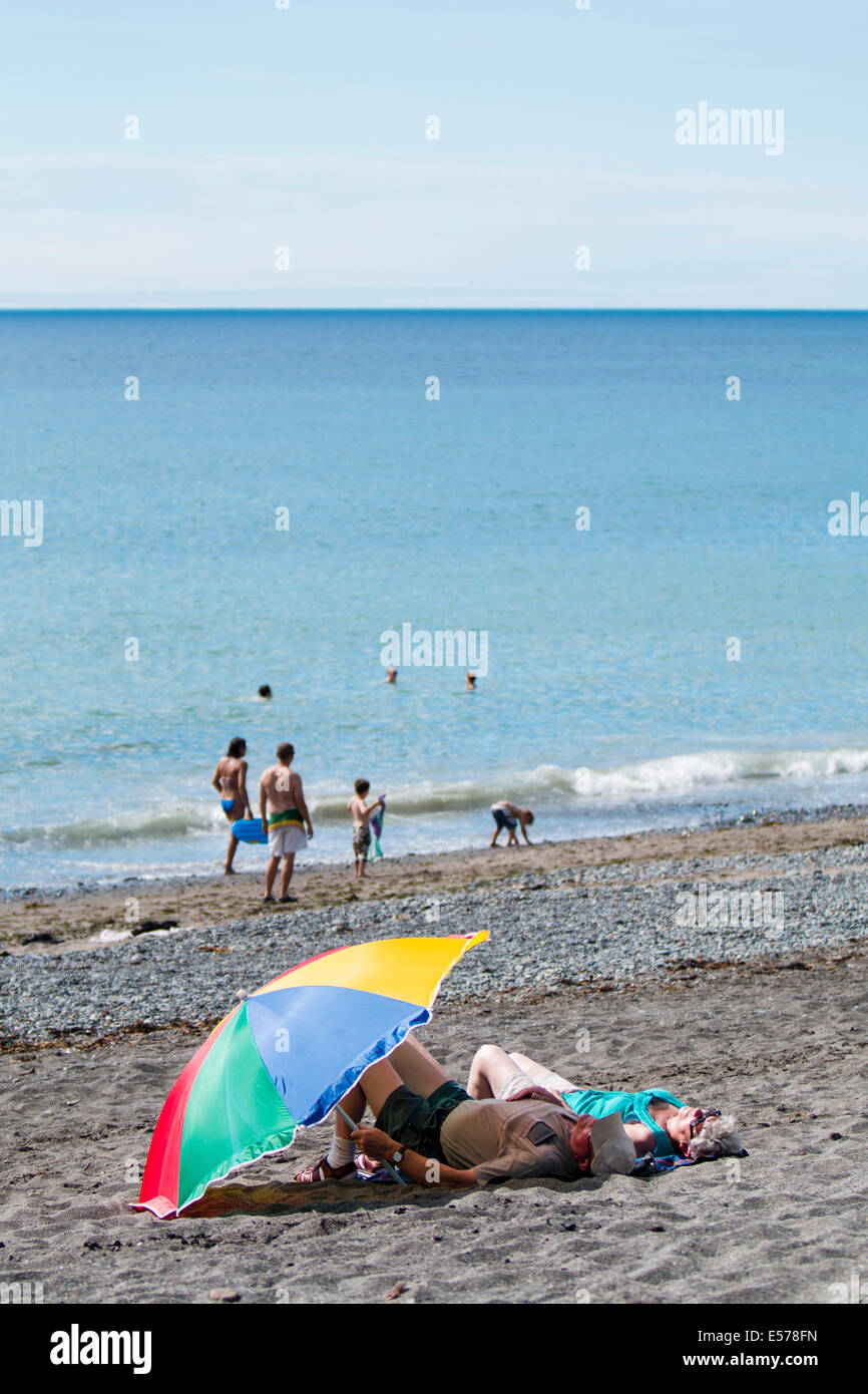 Aberystwyth, Wales, UK. 22. Juli 2014. Menschen genießen Sie einen Tag am Strand von Aberystwyth, da die Temperaturen wieder steigen. Bildnachweis: Jon Freeman/Alamy Live-Nachrichten Stockfoto
