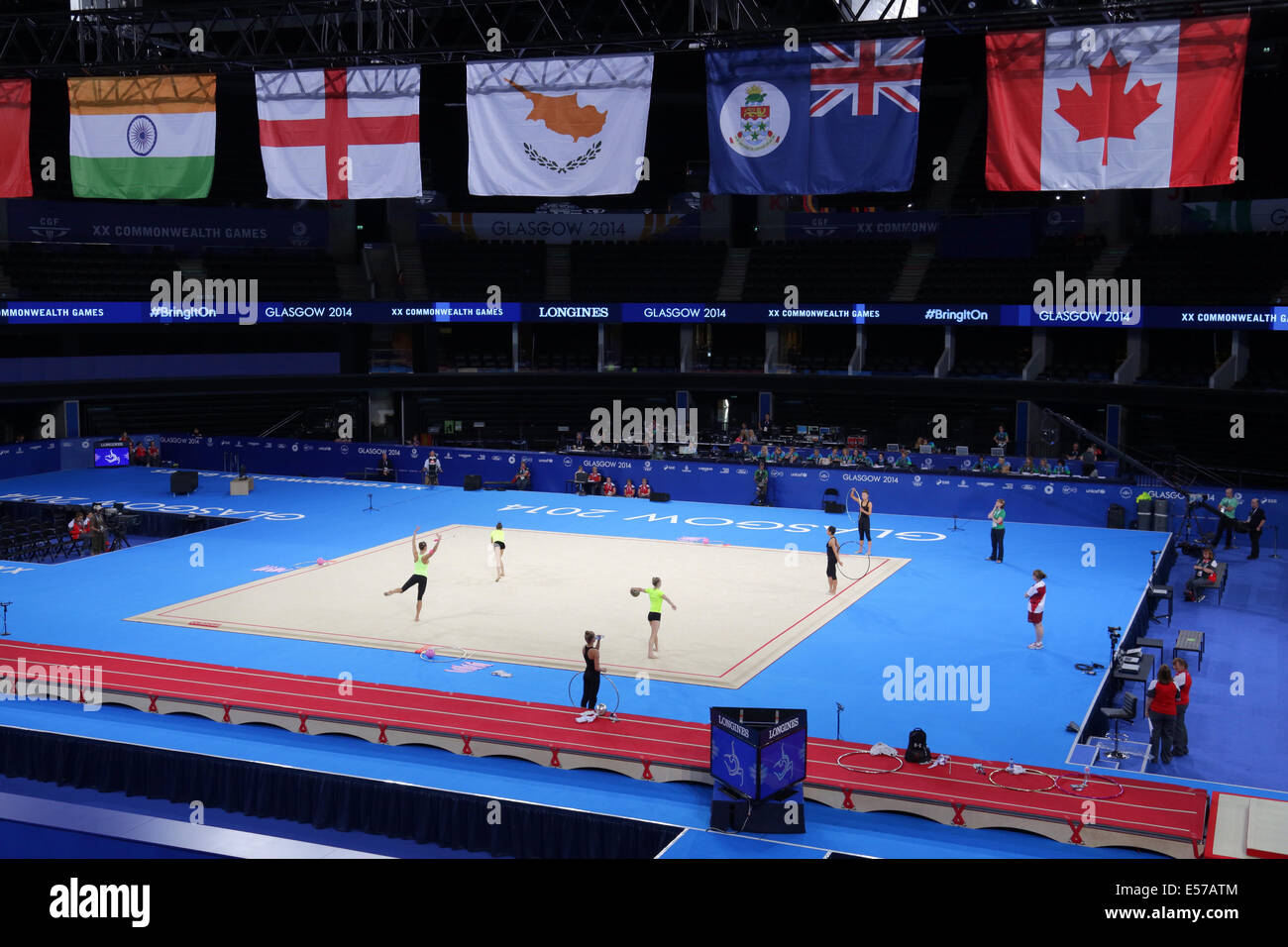 SSE Hydro, Glasgow, Schottland, Großbritannien, Dienstag, Juli 2014. Mitglieder der Rhythmischen Gymnastikteams des Teams England und des Teams Wales trainieren am Wettkampfort Stockfoto