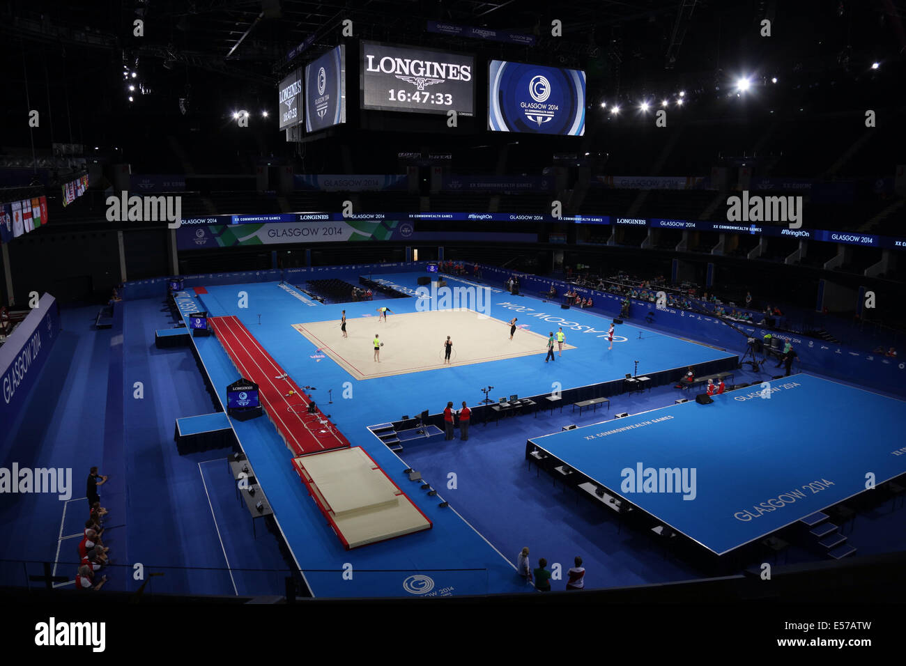 SSE Hydro, Glasgow, Schottland, Großbritannien, Dienstag, Juli 2014. Mitglieder der Rhythmischen Gymnastikteams des Teams England und des Teams Wales trainieren am Wettkampfort Stockfoto